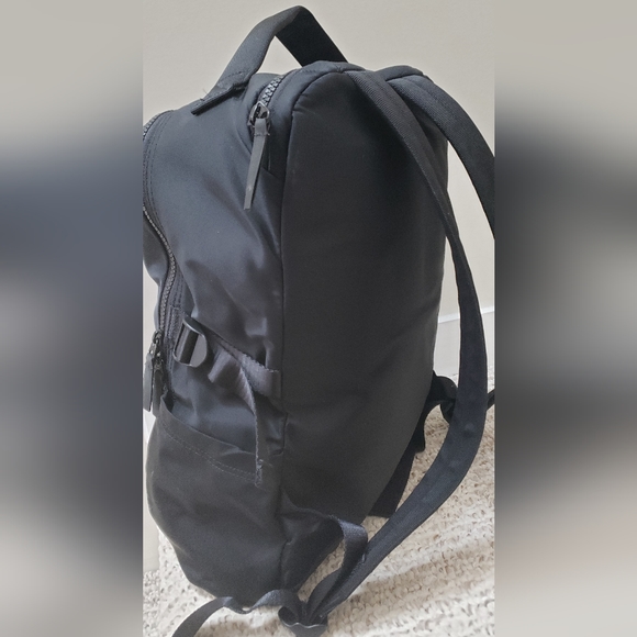 Lululemon New Crew Backpack 20L RARE FIND - Picture 6 of 15